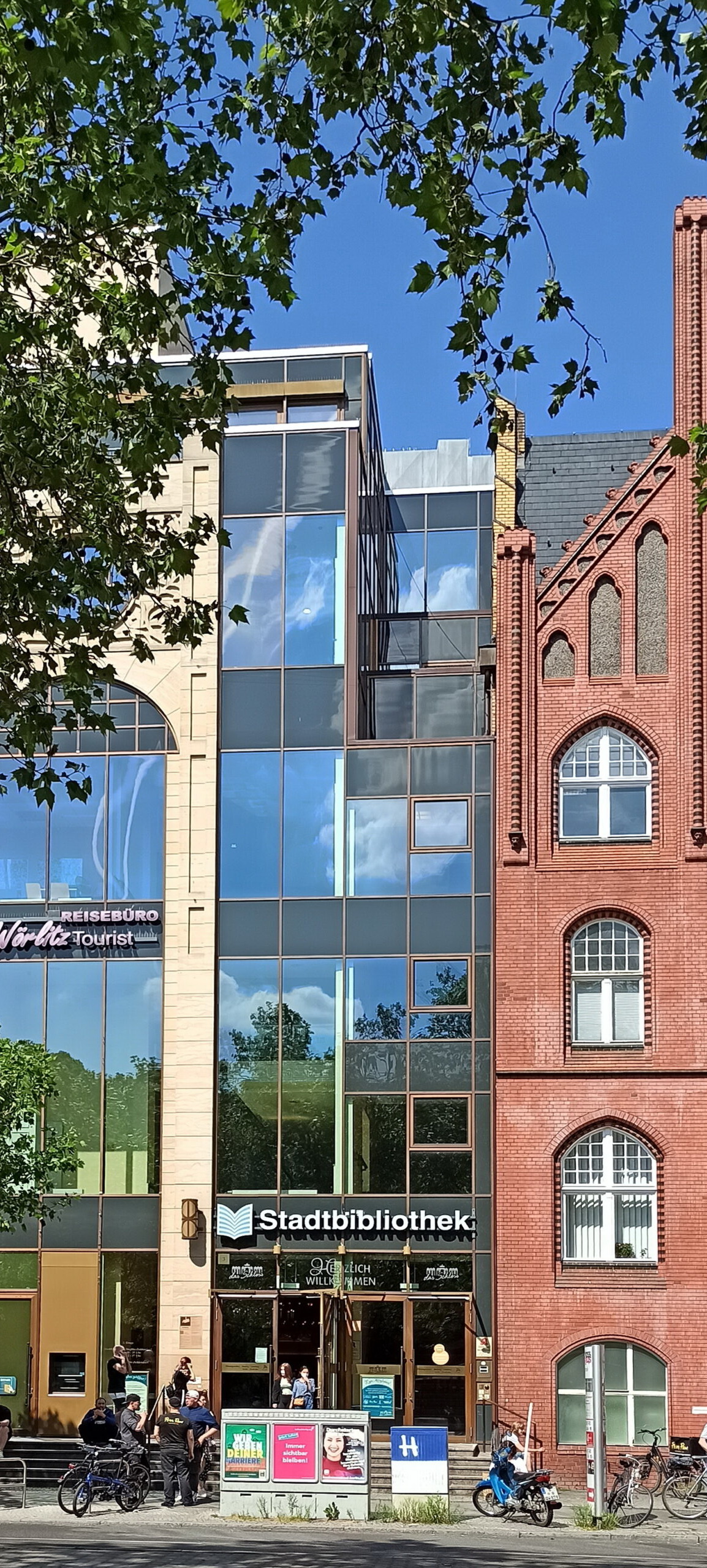 Man findet uns direkt am Rathaus Steglitz (S+U-Bahnhof)...